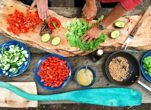 persona che affetta vegetali verdi