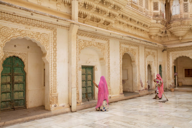 Donne in sari brillanti Patterns of India