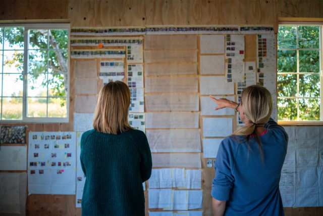 Erin Benzakein e Becky Crowley appendono materiale di pianificazione per il design della nuova fattoria.