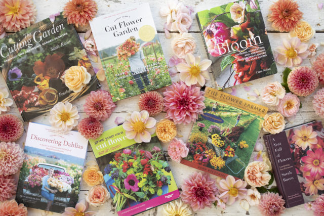 Vista dall'alto dei libri di Floret preferiti sulla coltivazione dei fiori circondati da dalie