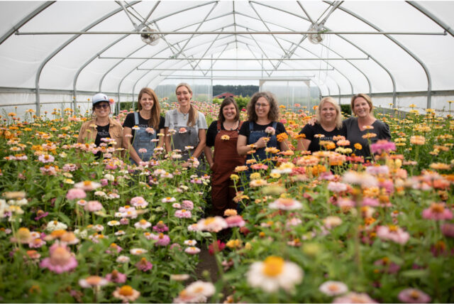 Membri del Team Floret nel vivaio con il team di Dovetail