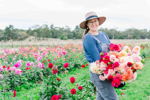 Lorelie Merton di Florelie con un braccio pieno di fiori di dalia