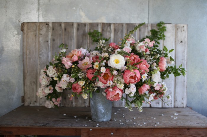 Il bouquet include: peonie 'Coral Charm', rosa 'Ghislaine de Feligonde' e 'Dupontii', mele, piselli dolci, digitale, rose selvatiche, foglie di ninebark.