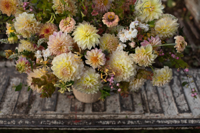 Grande composizione floreale sul retro del camion Floret