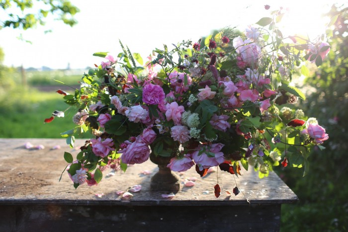 Il bouquet include: rosa 'Constance Spry', fogliame di faggio ramato, aquilegia, corteccia di neunio, sanguisorba, fogliame di sambuco, piselli odorosi, erbe e rose selvatiche.