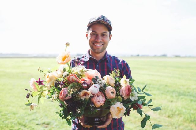 Un uomo con un mazzo di fiori