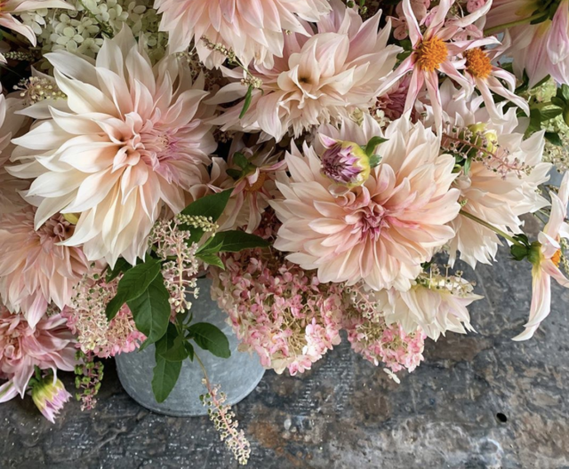 Bouquet della settimana 34 di Un Anno in Fiori con dalia cafe au lait