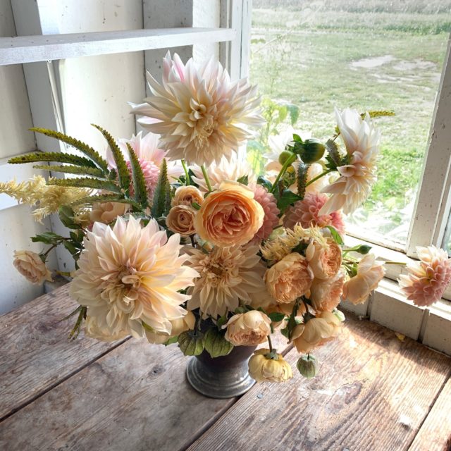 Un bouquet dell'anno nei fiori con dalie e rose