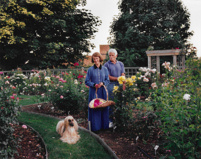 Anne Belovich e suo marito Max nel giardino delle rose con il loro cane